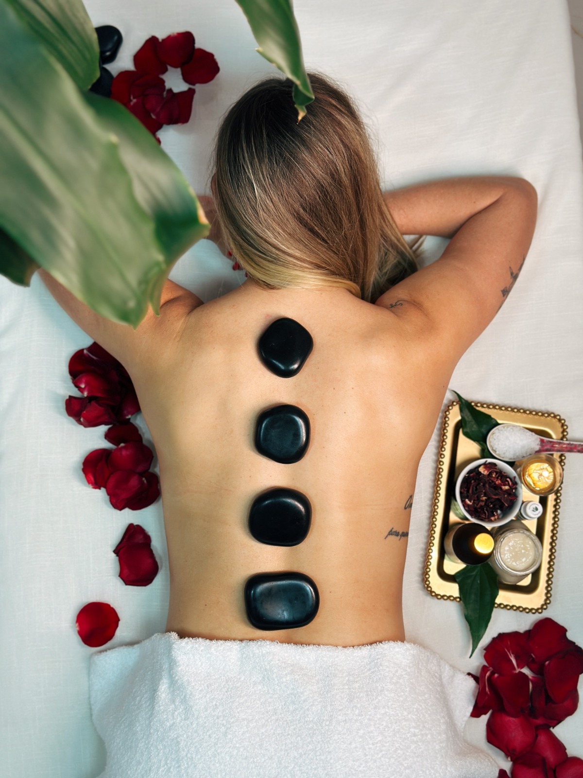 MASSAGEM COM PEDRAS QUENTES